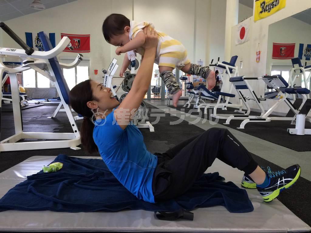 家族旅行を兼ねた米領グアムでの自主トレで長男と。トライアスロン転向へ本格始動した＝２０１５年１２月２９日（佐藤真海さん提供）