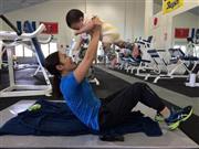 家族旅行を兼ねた米領グアムでの自主トレで長男と。トライアスロン転向へ本格始動した＝２０１５年１２月２９日（佐藤真海さん提供）