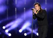 人気男性グループ「ワン・ダイレクション（１Ｄ）」のハリー・スタイルズさん＝２０１５年１１月２２日、米カリフォルニア州ロサンゼルス（ＡＰ）