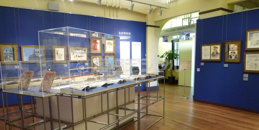 展示会場の様子。中には名刀「大和守安定」を再現した日本刀作品も特別に展示されている＝２０１５年１２月１４日、京都市中京区（提供写真）