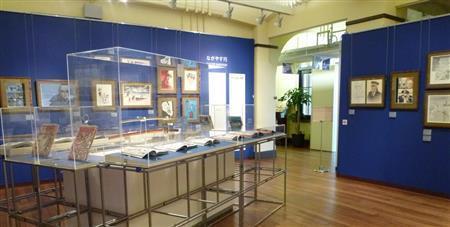 展示会場の様子。中には名刀「大和守安定」を再現した日本刀作品も特別に展示されている＝２０１５年１２月１４日、京都市中京区（提供写真）