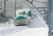 北海道北斗市内を試験走行する北海道新幹線の車両＝２０１４年１２月
