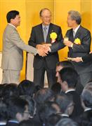 経済３団体共催「２０１６年新年祝賀パーティー」乾杯の後、握手する左から小林喜光（経済同友会代表幹事）、三村明夫（日本・東京商工会議所会頭）、榊原定征（日本経済団体連合会会長）＝５日午後、東京・内幸町（宮川浩和撮影）