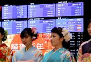 東京証券取引所では晴れ着の女性らが参加して大発会が開かれ、今年最初の取引は平均株価が下落して始まった＝４日午前、東京都中央区