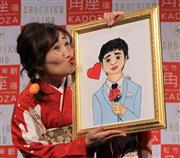 入籍相手の直筆似顔絵を手に会見するキンタロー。＝５日、東京都新宿区の松竹芸能「新宿角座」（撮影・大井田裕）