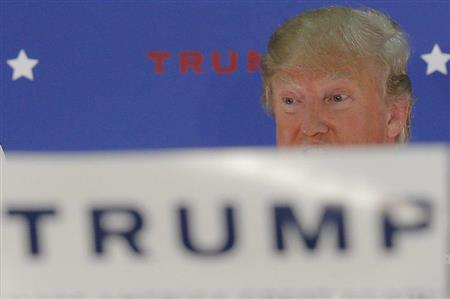 米東部ニューハンプシャー州ナシュアで行われた政治集会で熱弁をふるうドナルド・トランプ氏。口が隠れた形のカメラ・アングルだが、そのビッグマウスを封じることは何人（なんびと）たりともできない状況だ＝昨年１２月２８日（ロイター）