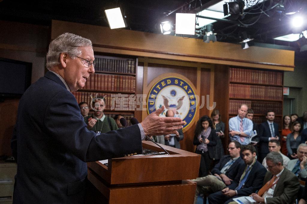 ２０１６会計年度の通年予算可決後、記者会見する共和党上院院内総務のミッチ・マコネル氏。共和党は、米国産原油の４０年ぶりの輸出解禁を強く働きかけた＝２０１５年１２月１８日、米国・首都ワシントン（ＡＰ）