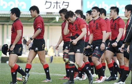 東海大仰星（ぎょうせい）に敗れて引き揚げる伏見工フィフティーン＝２０１６年１月１日、大阪府東大阪市の花園ラグビー場（共同）