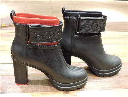 メディナＩＩＩ（ウィメンズ、２万６０００円）は晴雨兼用のファッショナブルでスポーツラグジュアリーなブーティ。ドレスとあわせても履きこなしたい。ヒールの高さは１０センチと高いが太めで歩きやすい＝２０１５年１２月２２日、東京都世田谷区（藤沢志穂子撮影）