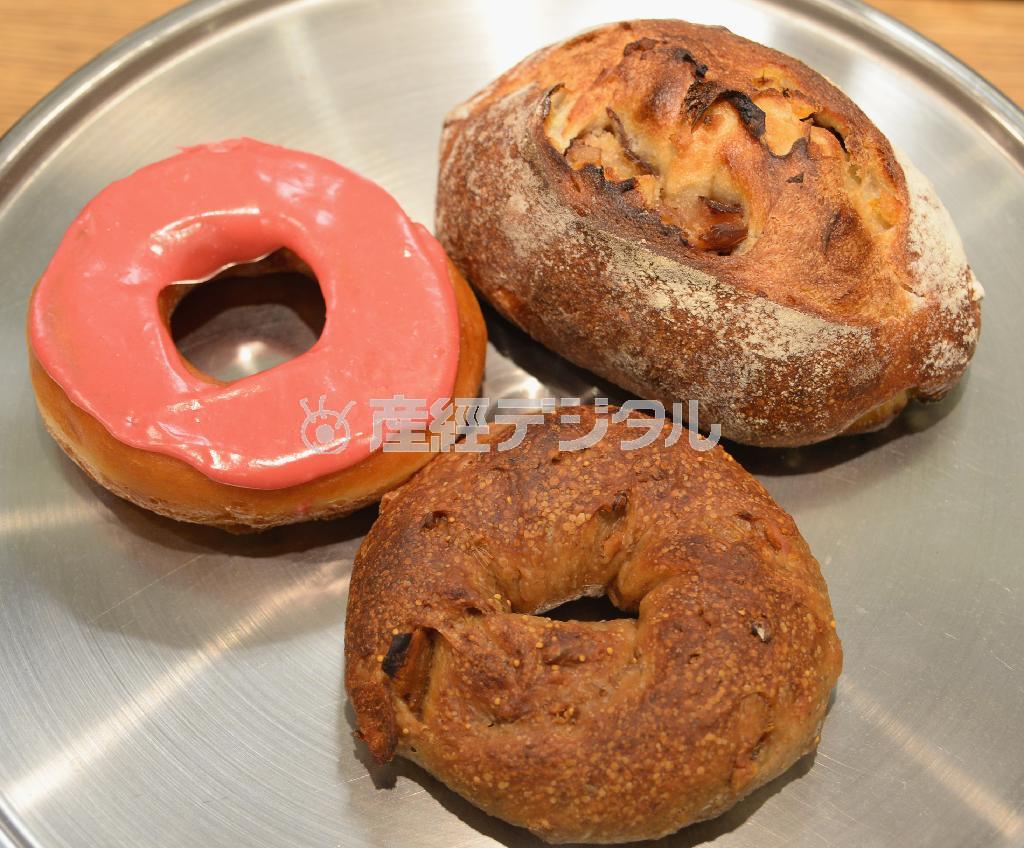 「ル・プチメック大丸京都店」の人気のパン３種。「白いちじくとくるみのベーグル」（手前、税抜き２３０円）、「フランボワーズ」（奥左、税抜き１９０円）、「ゆずと栗のパン」（奥右、税抜き２９０円）＝２０１５年１２月１８日、京都市下京区（岡本義彦撮影）