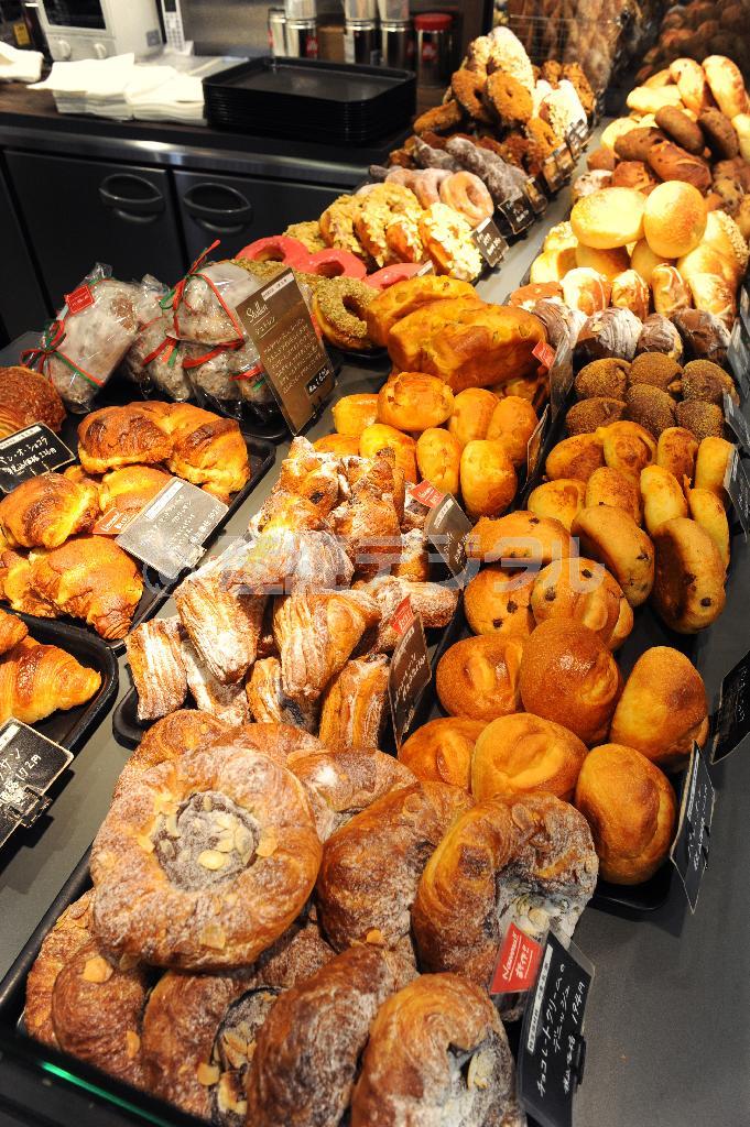 約６０種類のパンがずらりと並ぶ「ル・プチメック大丸京都店」＝２０１５年１２月１８日、京都市下京区（岡本義彦撮影）
