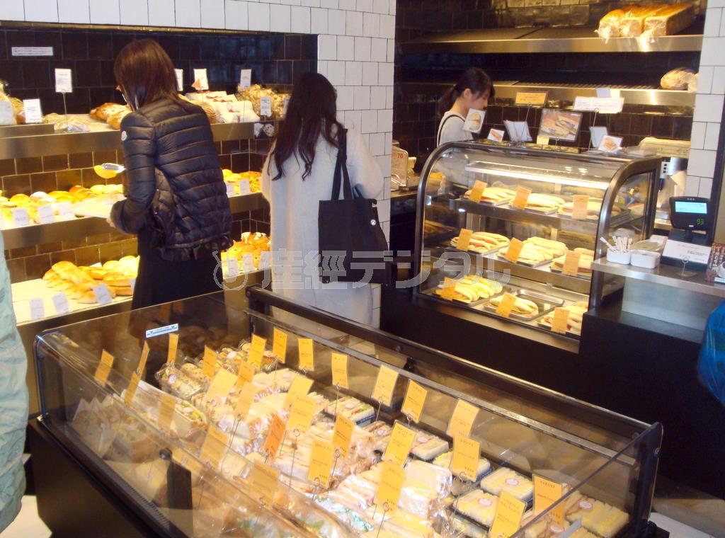 京都市役所西側という好立地から、平日はサラリーマンやＯＬ、土日は観光客らで大賑わいの「グランディール御池店」の店内＝２０１５年１２月１７日、京都市中京区（岡田敏一撮影）