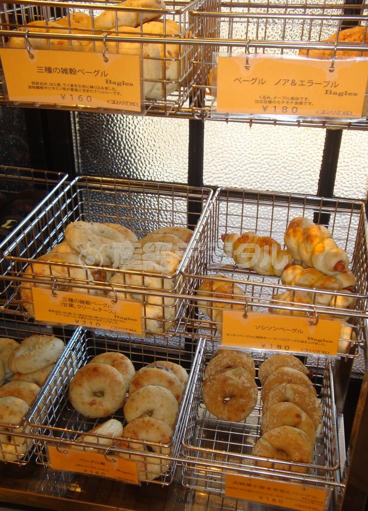 「グランディール御池店」では、入り口右手の網棚に並ぶ１５種類のベーグルも女性らに大人気だ＝２０１５年１２月１７日、京都市中京区（岡田敏一撮影）