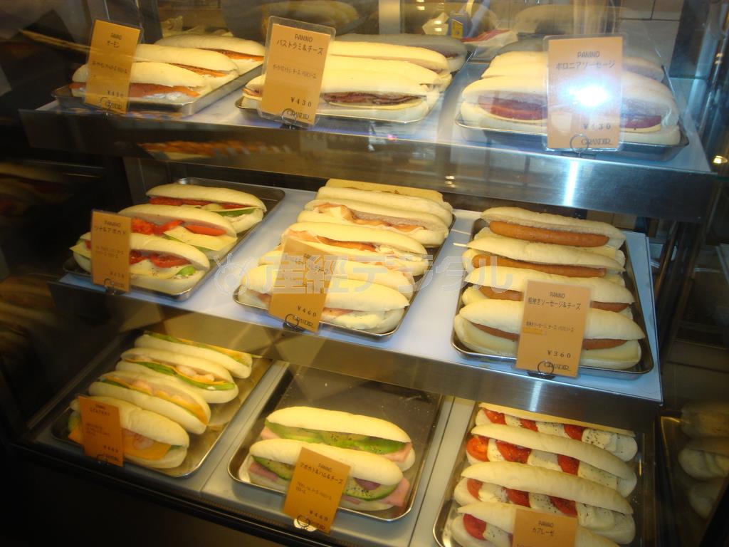 「グランディール御池店」で人気のパニーニ。顧客の注文を受けてから焼き上げる＝２０１５年１２月１７日、京都市中京区（岡田敏一撮影）
