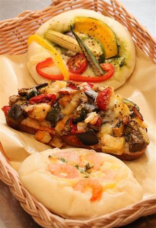 「ワルダー」でランチの一品として人気を集める、ガーリックシュリンプのフォカッチャ(下、220円)、野菜のタルティーヌ(中央、350円)、野菜のフォカッチャ(上、220円)。高級感にあふれ、パンと具材、それぞれのおいしさが絶妙にマッチしている=2015年8月31日、京都市中京区(志儀駒貴撮影)