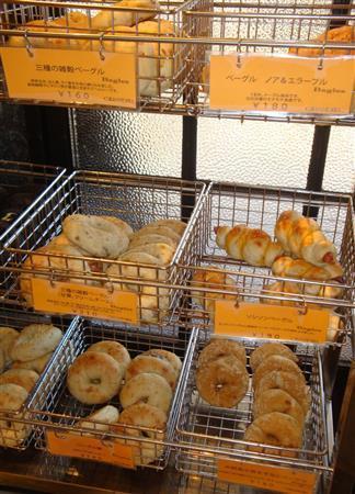 「グランディール御池店」では、入り口右手の網棚に並ぶ15種類のベーグルも女性らに大人気だ=2015年12月17日、京都市中京区(岡田敏一撮影)