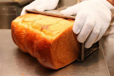 予約だけで午前中に早々と売り切れることもあるという人気の「ワルダートースト」。焼くと外がカリカリ、中がモチモチで、耳の部分も香ばしい=2015年8月31日、京都市中京区(志儀駒貴撮影)