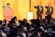 経済同友会の小林喜光代表幹事（左）の音頭で乾杯する経団連の榊原定征会長（右）、日本商工会議所の三村明夫会頭＝５日午後、東京・内幸町