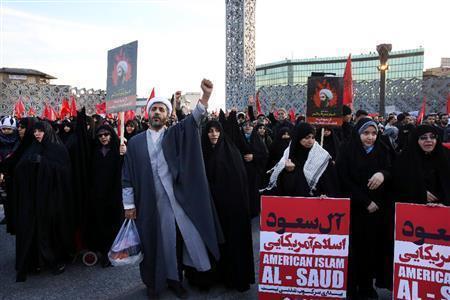 １月４日、イランの首都テヘランで、サウジアラビアがイスラム教シーア派の高位聖職者ニムル師を処刑したことに抗議する聖職者ら＝２０１６年（ＡＰ）