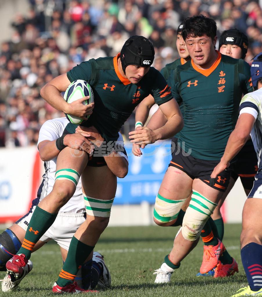 準々決勝の対大阪桐蔭戦の後半、突進する東福岡のウォーカー・アレックス選手（左）＝２０１６年１月３日、大阪府東大阪市の花園ラグビー場（永田直也撮影）
