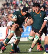 準々決勝の対大阪桐蔭戦の後半、突進する東福岡のウォーカー・アレックス選手（左）＝２０１６年１月３日、大阪府東大阪市の花園ラグビー場（永田直也撮影）