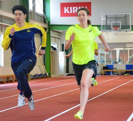 練習を公開した福島千里（右）＝２０１６年１月５日、北海道恵庭市（共同）