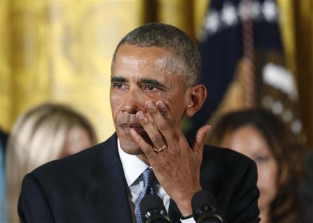 １月５日、ホワイトハウスで演説中に涙を拭うオバマ米大統領＝２０１６年、米国・首都ワシントン（ロイター＝共同）