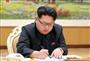 「水爆実験」に関する文書に署名しているとされる金正恩第１書記の写真。朝鮮中央テレビが配信した＝２０１６年１月６日、北朝鮮・首都平壌市（ロイター）