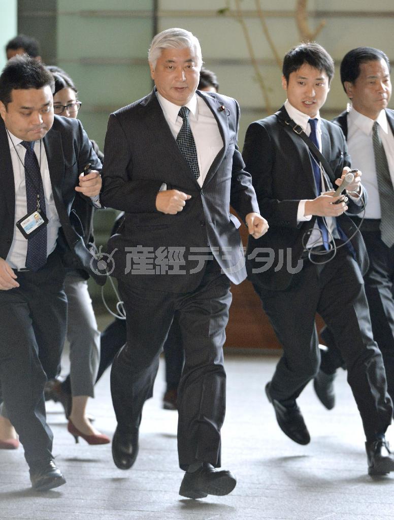 足早に首相官邸に入る中谷元（なかたに・げん）防衛相（中央）＝２０１６年１月６日午前（共同）