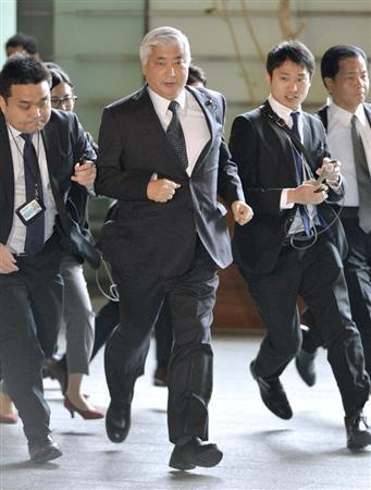 足早に首相官邸に入る中谷元（なかたに・げん）防衛相（中央）＝２０１６年１月６日午前（共同）