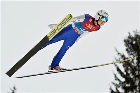 ジャンプ週間最終戦予選で飛ぶ伊東大貴（だいき）＝２０１６年１月５日、オーストリア・ビショフスホーフェン（ゲッティ＝共同）