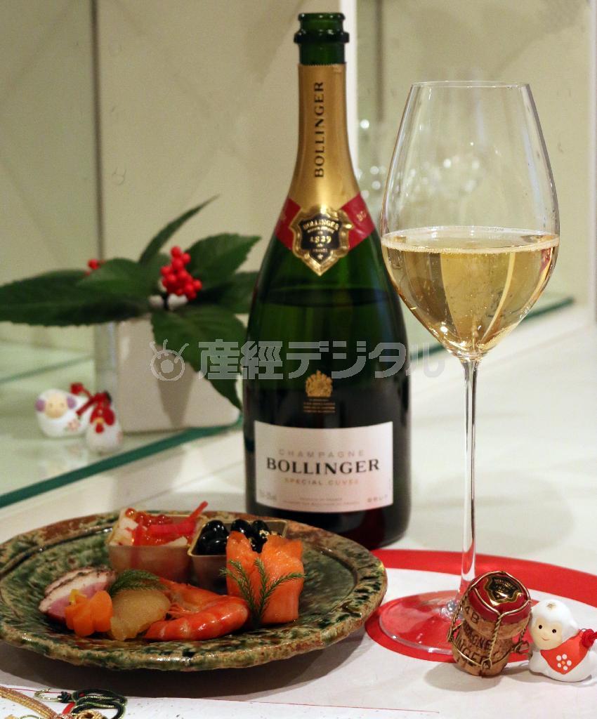 昨秋リーデルから発売されたハンドメイドのシャンパングラス「スーパーレジェーロ」（青木冨美子さん撮影）