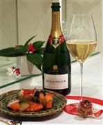 昨秋リーデルから発売されたハンドメイドのシャンパングラス「スーパーレジェーロ」（青木冨美子さん撮影）