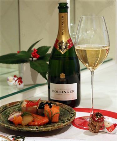 昨秋リーデルから発売されたハンドメイドのシャンパングラス「スーパーレジェーロ」（青木冨美子さん撮影）