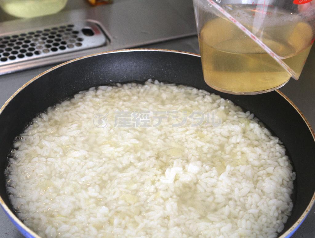 菜の花としらすのリゾット（作り方２）＿＿水分が少なくなったら、残ったスープを少しずつ加え、菜の花、しらす、粉チーズ大さじ２を加え混ぜ、塩で味を調える。