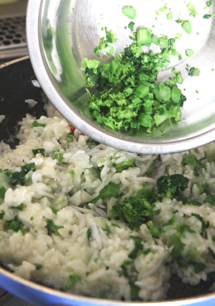 菜の花としらすのリゾット（作り方３）＿＿器に盛り、残りの粉チーズと粗びきこしょうをふる。