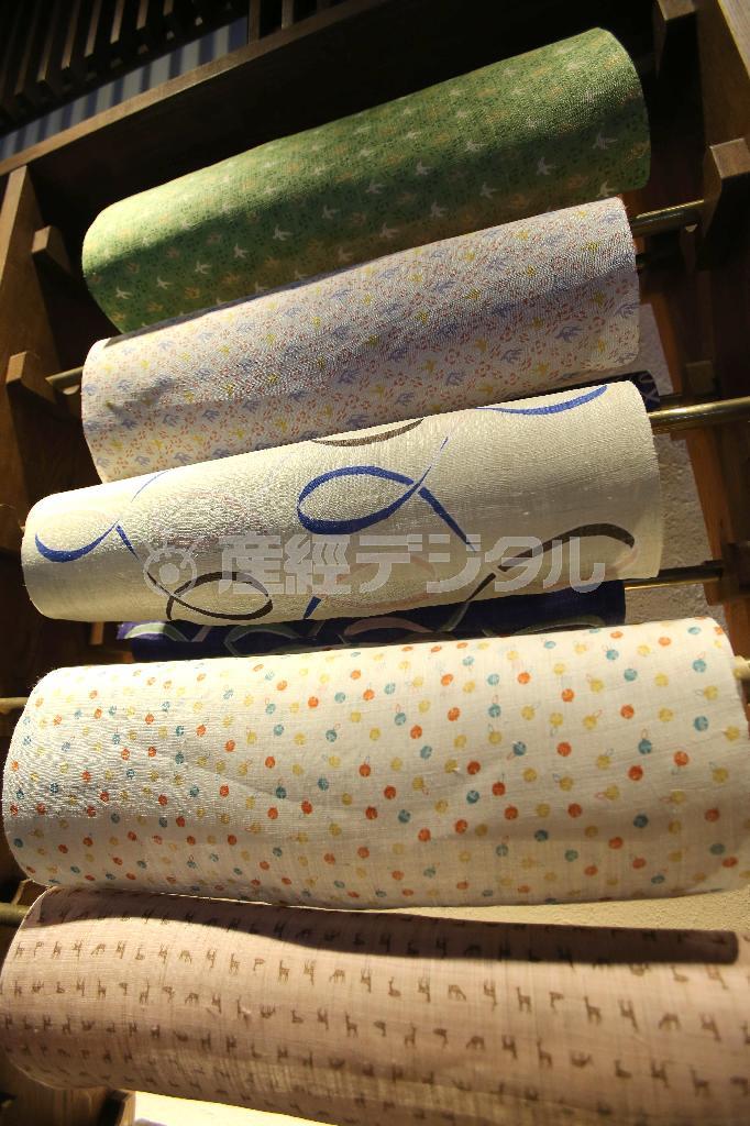 量り売りの麻素材のテキスタイルは手織り。鹿や鈴など柄物も（１メートル６５００円）＝２０１５年１２月２２日、奈良県奈良市（彦野公太朗撮影）