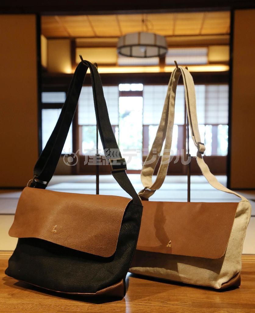 麻布と革が使用され鹿の刺繍が小さく施されたバッグ「鹿の家族」（１万２５００円）＝２０１５年１２月２２日、奈良県奈良市（彦野公太朗撮影）