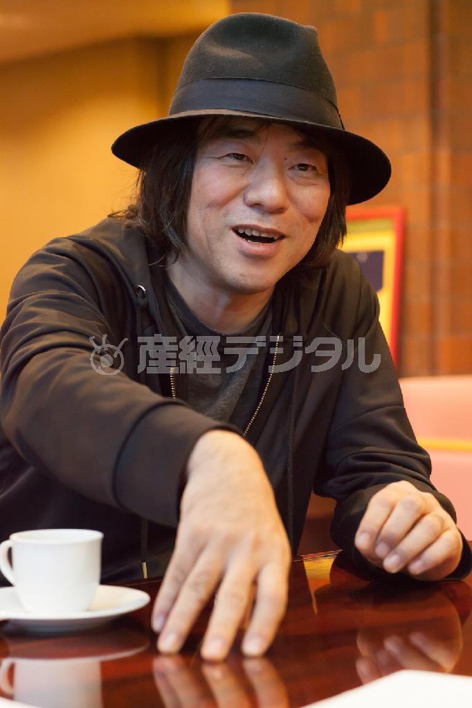 学校で教えてくれない音楽、自分たちで探っていく音楽について熱く話す大友良英さん＝２０１５年１１月２６日（忽那光一郎さん撮影、さいたまトリエンナーレ２０１６提供）