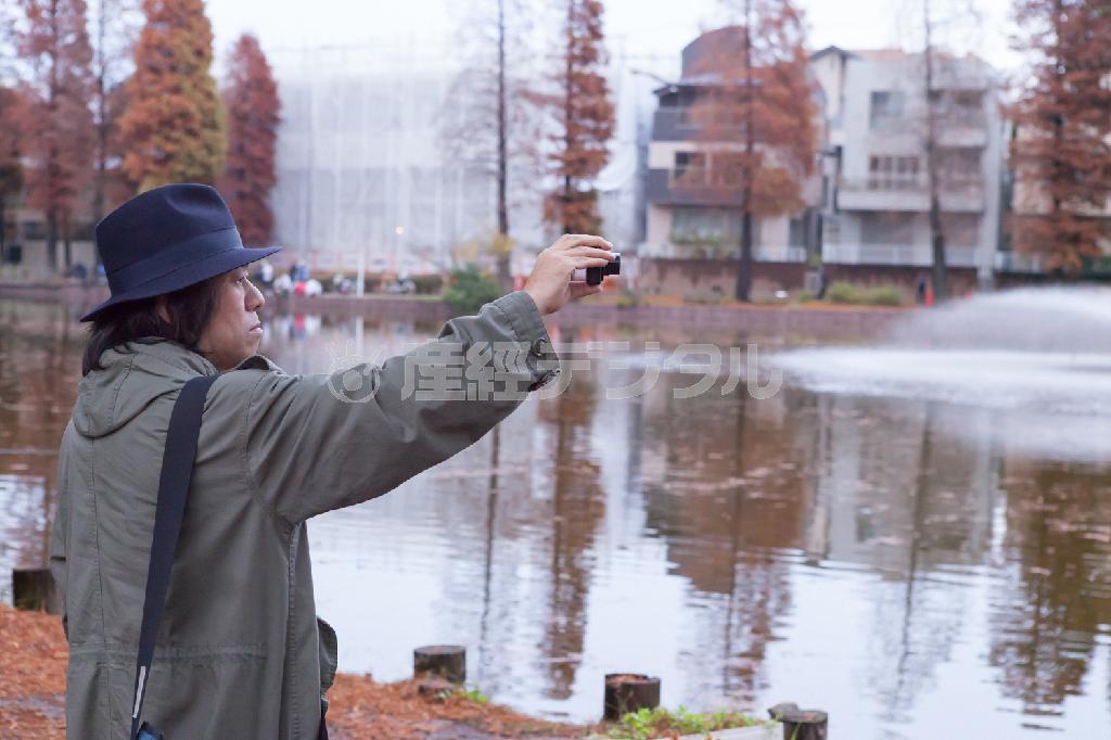 写真を撮りながら、会場候補地のポイントをチェックする大友良英さん＝２０１５年１１月２６日（忽那光一郎さん撮影、さいたまトリエンナーレ２０１６提供）