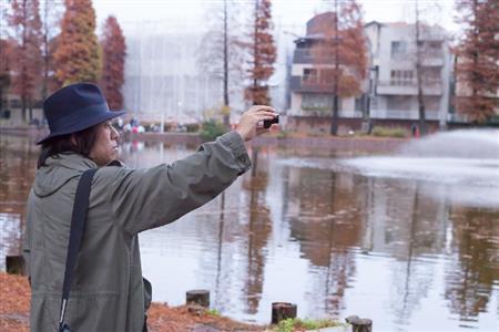 写真を撮りながら、会場候補地のポイントをチェックする大友良英さん＝２０１５年１１月２６日（忽那光一郎さん撮影、さいたまトリエンナーレ２０１６提供）