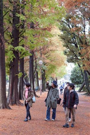 関係者といっしょに、会場の候補地の一つ「別所沼公園」を視察する大友良英さん（中央）＝２０１５年１１月２６日（忽那光一郎さん撮影、さいたまトリエンナーレ２０１６提供）