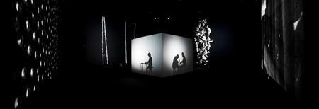 ＮＴＴインターコミュニケーションセンターで開かれた「音楽と美術のあいだ」から、《ｑｕａｒｔｅｔｓ》２００８年（山口情報芸術センター［ＹＣＡＭ］提供）