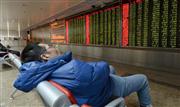 取引が全面停止され、北京の証券会社で仮眠を取る個人投資家＝７日（共同）