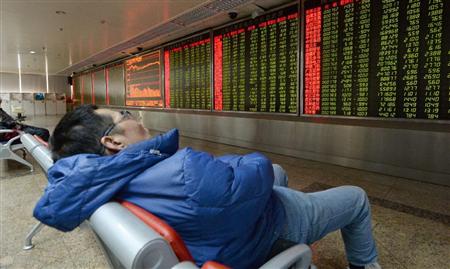 取引が全面停止され、北京の証券会社で仮眠を取る個人投資家＝７日（共同）