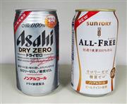 サントリーのノンアルコールビール「オールフリー」（右）とアサヒビールの「ドライゼロ」