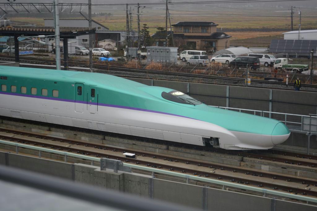 ２０１６年３月に開業する北海道新幹線で活躍するＨ５系車両（ＪＲ北海道提供）