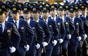 警視庁の年頭部隊出動訓練で行進する警察官＝８日午前、東京都新宿区の明治神宮外苑絵画館前