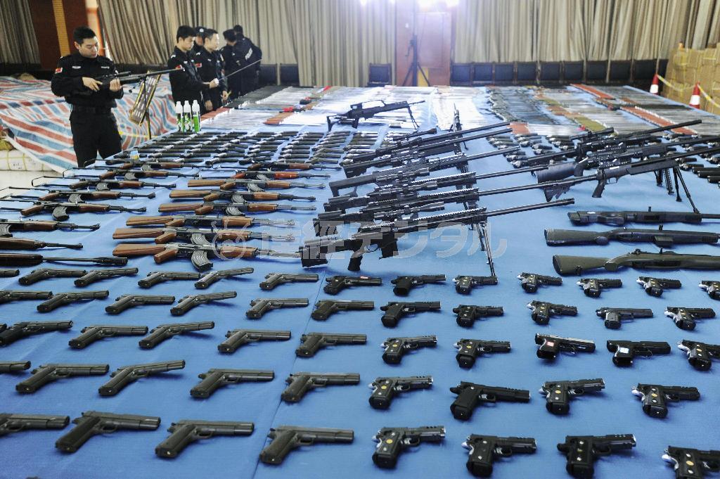 ２０１４年４月、貴州省貴陽市で押収された約１万５０００丁の銃器。偽ブランド品作りが“お家芸”の中国では、銃器の闇製造や不法所持が拡大し、犯罪の急増を招いている＝中国（ＣＦＰ提供、共同）