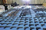 ２０１４年４月、貴州省貴陽市で押収された約１万５０００丁の銃器。偽ブランド品作りが“お家芸”の中国では、銃器の闇製造や不法所持が拡大し、犯罪の急増を招いている＝中国（ＣＦＰ提供、共同）